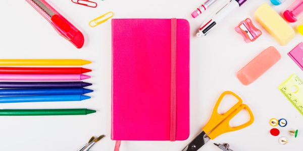 cancelleria-della-scuola-attorno-al-blocco-note_23-2147843231