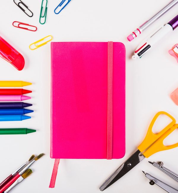 cancelleria-della-scuola-attorno-al-blocco-note_23-2147843231