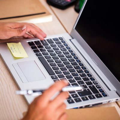 computer-portatile-moderno-dell-angolo-alto-all-ufficio_23-2148339346