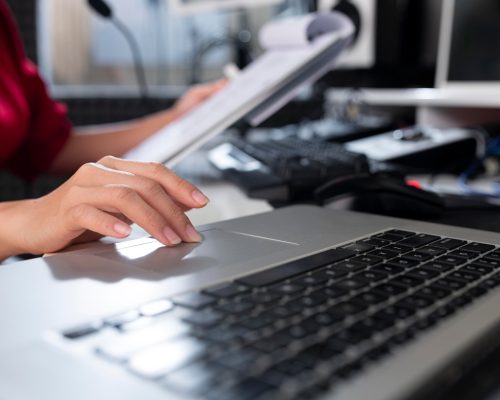 giovane-donna-che-lavora-in-una-stazione-radio-con-attrezzature-speciali_23-2148815359