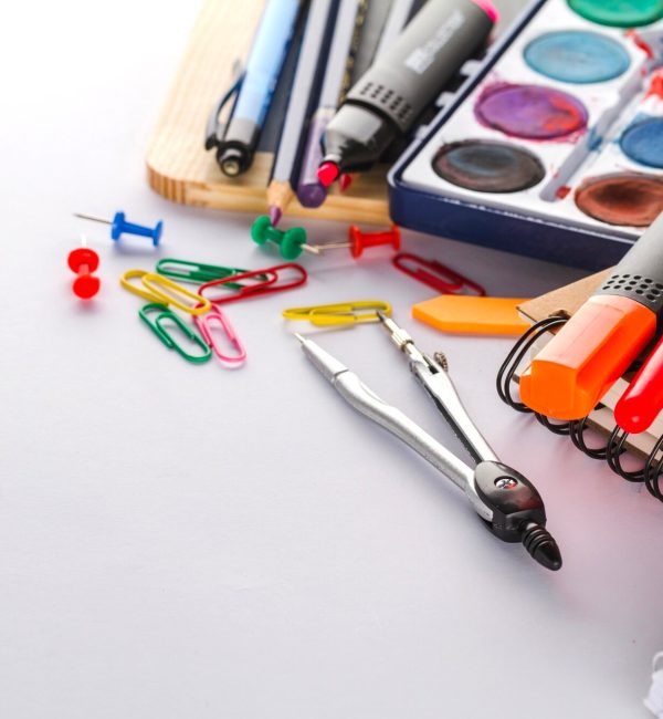 varie-forniture-colorate-per-la-scuola_23-2147655988